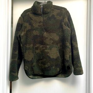 Camaflouge green sweatshirt, no flaws perfect fluffy condition! Size L